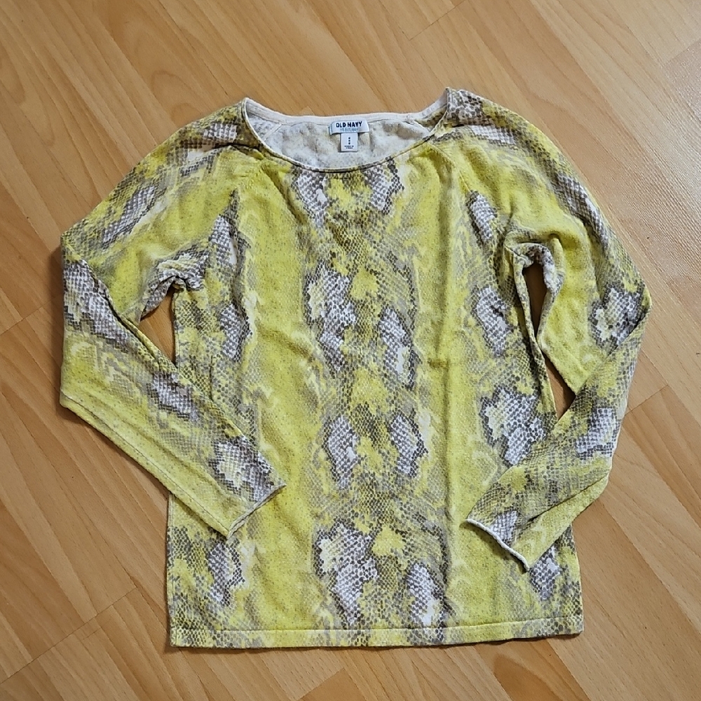 4/$10 Old Navy Yellow/Chartreuse and Gray Snake Patterned Top